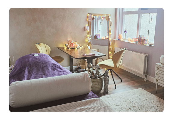 Rustige ruimte met kaarslicht voor energetisch werk en hypnotherapie bij MindFusion Therapy in IJmuiden